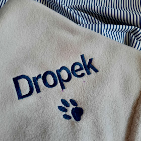 szary koc dla psa z granatowym imieniem dropek sweetapaszka.pl